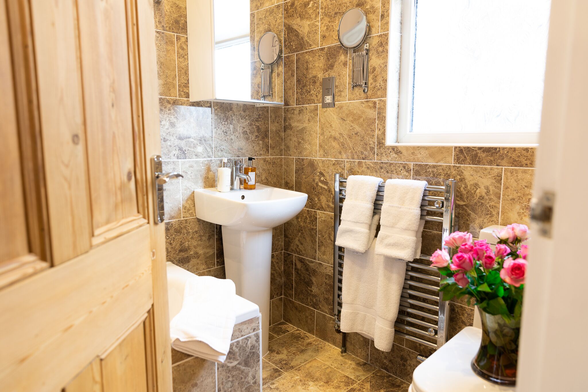 standard double room, private bathroom (rowan coppice) | bathroom