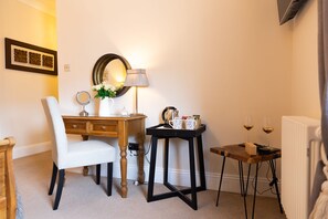 Luxury Double Room, Ensuite (Laurel Weald) | Interior