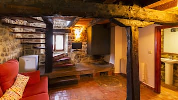 Casa, 1 habitación | Sala de estar | Una televisión, una chimenea