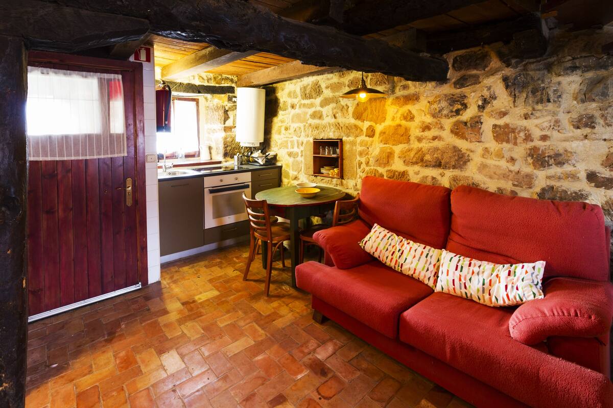 Casa, 1 quarto | Área de estar | TV, lareira