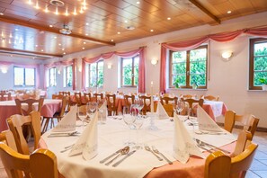 Lunch and dinner served, German cuisine