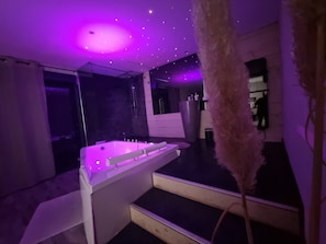 Romantische tweepersoonskamer (Urban Loft) | Luxe beddengoed, individueel gedecoreerd, individueel gemeubileerd