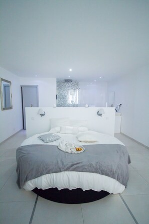 Premium bedding, individually decorated, individually furnished - Love Loft (Bordeaux)