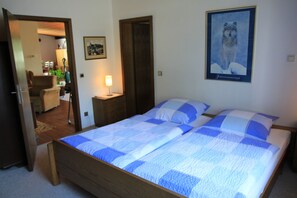 2 bedrooms, travel cot, free WiFi, bed sheets - House Luise on Bostalsee, apartment 1: panoramic view and large balcony (Saar)