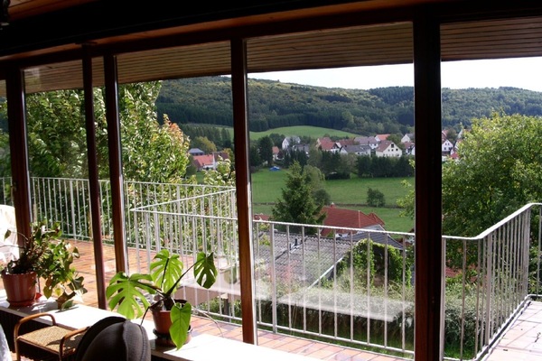 Panoramablick mit Dorf und Hügelkette
