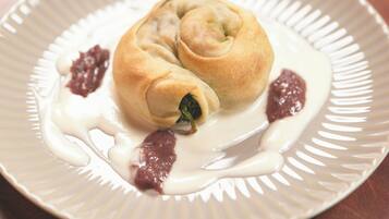 Une assiette avec une pâtisserie et une sauce.