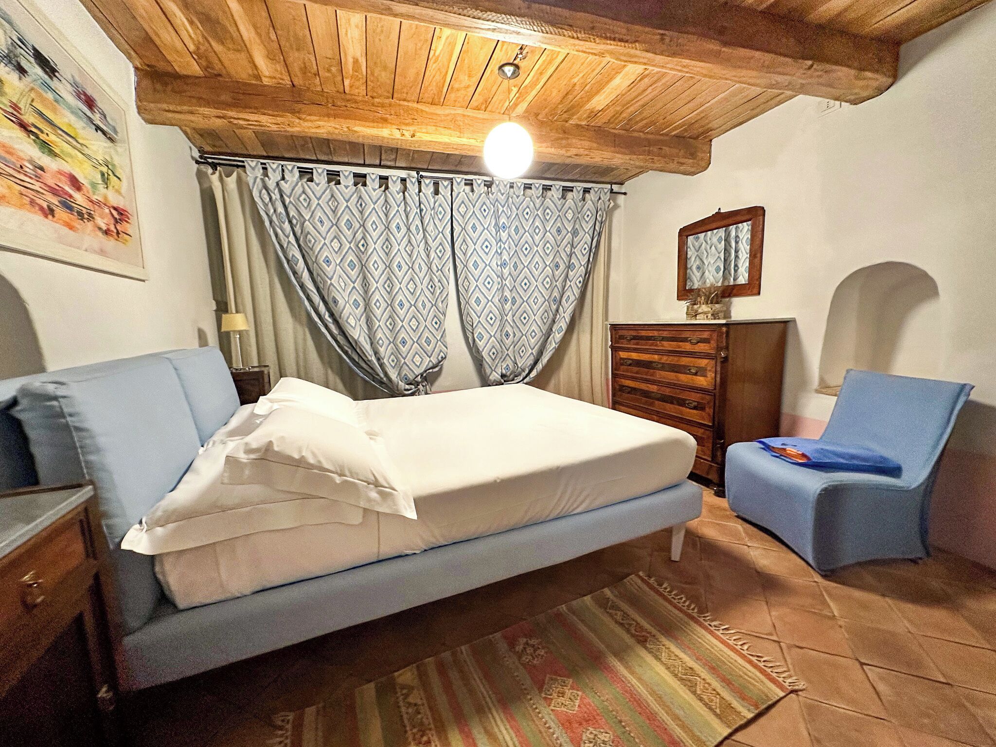 Minibar, caja de seguridad en la habitación y decoración personalizada 