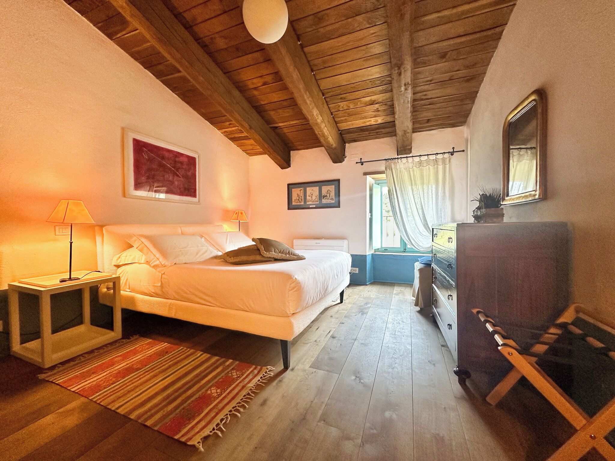 Minibar, caja de seguridad en la habitación y decoración personalizada 