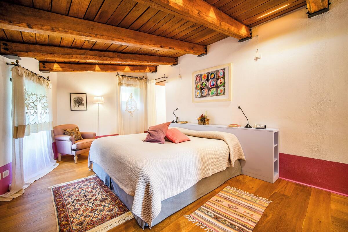 Deluxe Suite | 1 bedroom, minibar, in-room safe, individually decorated