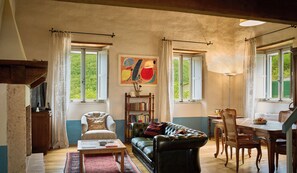 Deluxe Suite | Minibar, in-room safe, individually decorated, individually furnished - Castello di Postignano Relais (Sellano)
