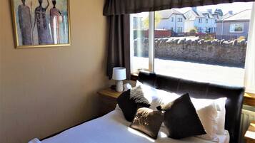 Dobbeltrom – basic | Skrivebord, wi-fi (inkludert) og sengetøy