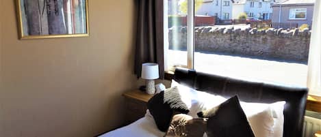 غرفة مزدوجة بتجهيزات أساسية | مكتب وواي فاي مجانًا وملاءات أسرّة