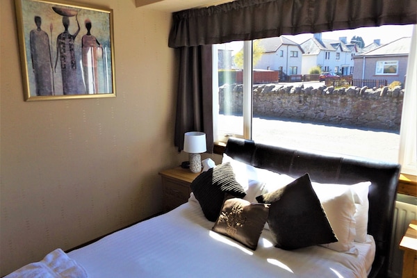 Escritorio, wifi gratis y ropa de cama