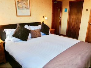 King Room | Desk, free WiFi, bed sheets - Lyndon Guest House (Inverness)