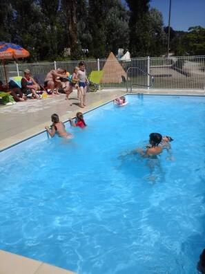 Piscine extérieure en saison