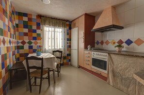 Ferienhaus, 4 Schlafzimmer | Eigene Küche | Großer Kühlschrank, Mikrowelle, Ofen, Herdplatte