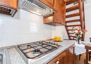 Réfrigérateur, plaque de cuisson, cafetière/bouilloire