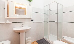 Douche, bidet, papier de toilette