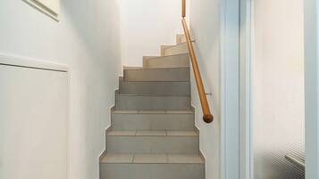 Luxe appartement, 1 slaapkamer, airconditioning | Een kluis op de kamer, een bureau, verduisterende gordijnen