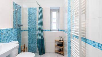 Luxury Apartment, 3 Bedrooms, Ensuite | Bathroom | Free toiletries, hair dryer, towels, soap