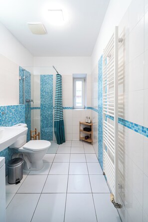 Apartamento superluxo, 3 quartos, suíte | Banheiro | Produtos de toalete grátis, secador de cabelo, toalhas de banho 