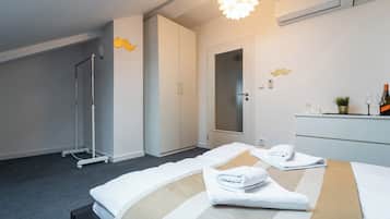 Deluxe-huoneisto, 1 makuuhuone, ilmastointi | Tallelokero huoneessa, työpöytä, pimennysverhot, äänieristys