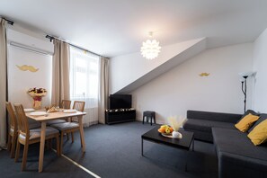 Appartamento Deluxe, 1 camera da letto, aria condizionata | Una cassaforte in camera, una scrivania, tende oscuranti