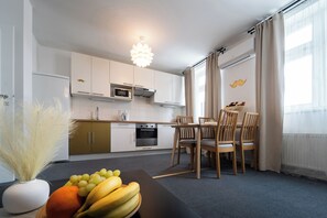 Apartamento luxo, 1 quarto, ar-condicionado | Cozinha privada | Geladeira, micro-ondas, fogão, cooktop