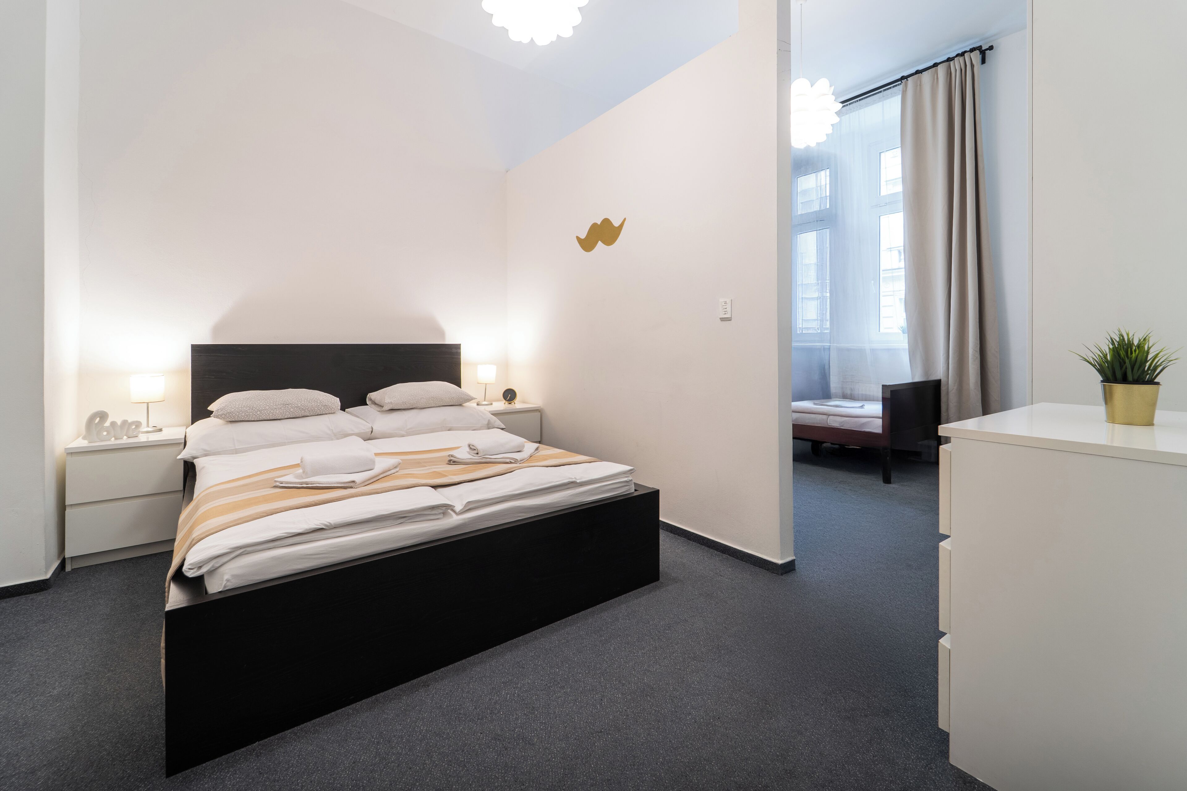 Luxe appartement, 3 slaapkamers, en-suite badkamer | Een kluis op de kamer, een bureau, verduisterende gordijnen
