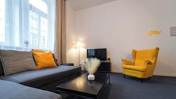 Luksushuoneisto, 1 makuuhuone, kylpyhuone makuuhuoneen yhteydessä | Oleskelualue | 32–tuumainen taulutelevisio, jossa satelliittikanavat