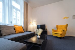 Apartamento superluxo, 1 quarto, suíte | Área de estar | TV de tela plana 32 polegadas com canais via satélite