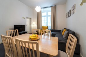 Apartamento de lujo, 3 habitaciones, baño privado | Caja fuerte, escritorio, cortinas opacas y sistema de insonorización