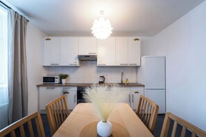 Apartamento superluxo, 1 quarto, ar-condicionado | Cozinha privada | Geladeira, micro-ondas, fogão, cooktop