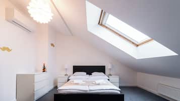 Deluxe-lejlighed - 1 soveværelse - aircondition | Pengeskab på værelset, skrivebord, mørklægningsgardiner, lydisolering