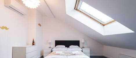 Deluxe Apartment, 1 Bedroom, Penyaman udara | Peti besi dalam bilik, meja, langsir/tirai gelap terus, kalis bunyi