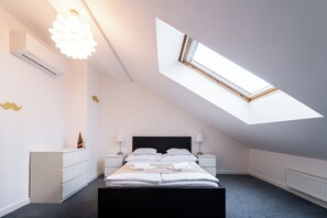 Apartamento luxo, 1 quarto, ar-condicionado | Cofres nos quartos, escrivaninha, cortinas blackout