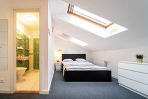 Apartamento superluxo, 1 quarto, ar-condicionado | Cofres nos quartos, escrivaninha, cortinas blackout