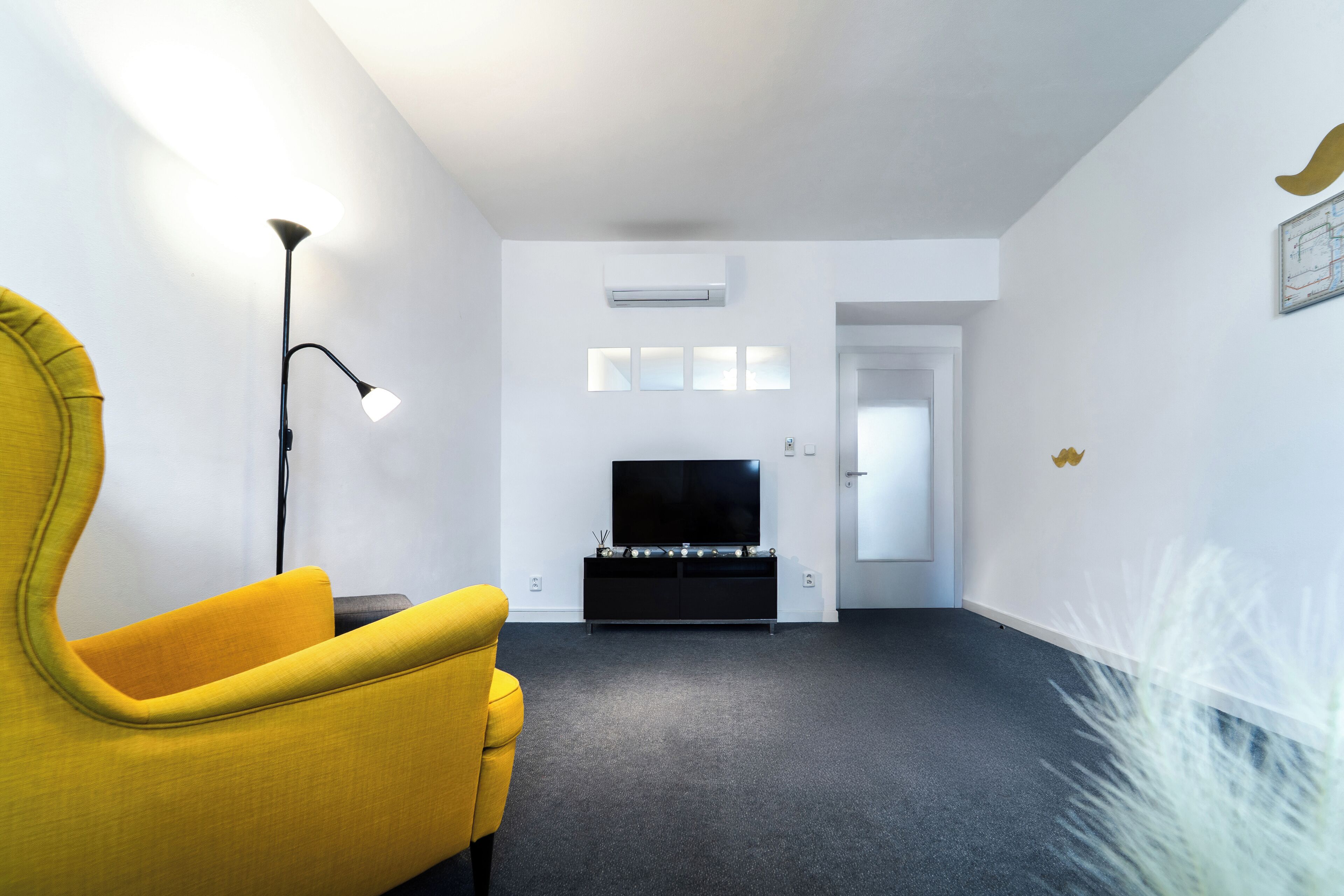 Deluxe-lejlighed - 1 soveværelse - aircondition | Opholdsområde | 32-tommers fladskærms-tv med satellitkanaler