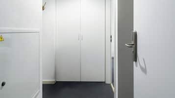 Luksus-lejlighed - 3 soveværelser - eget badeværelse | Pengeskab på værelset, skrivebord, mørklægningsgardiner, lydisolering