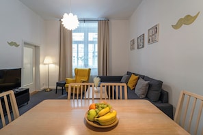 Appartamento Luxury, 3 camere da letto, bagno in camera | Area soggiorno | TV a schermo piatto 32 pollici con canali satellitari