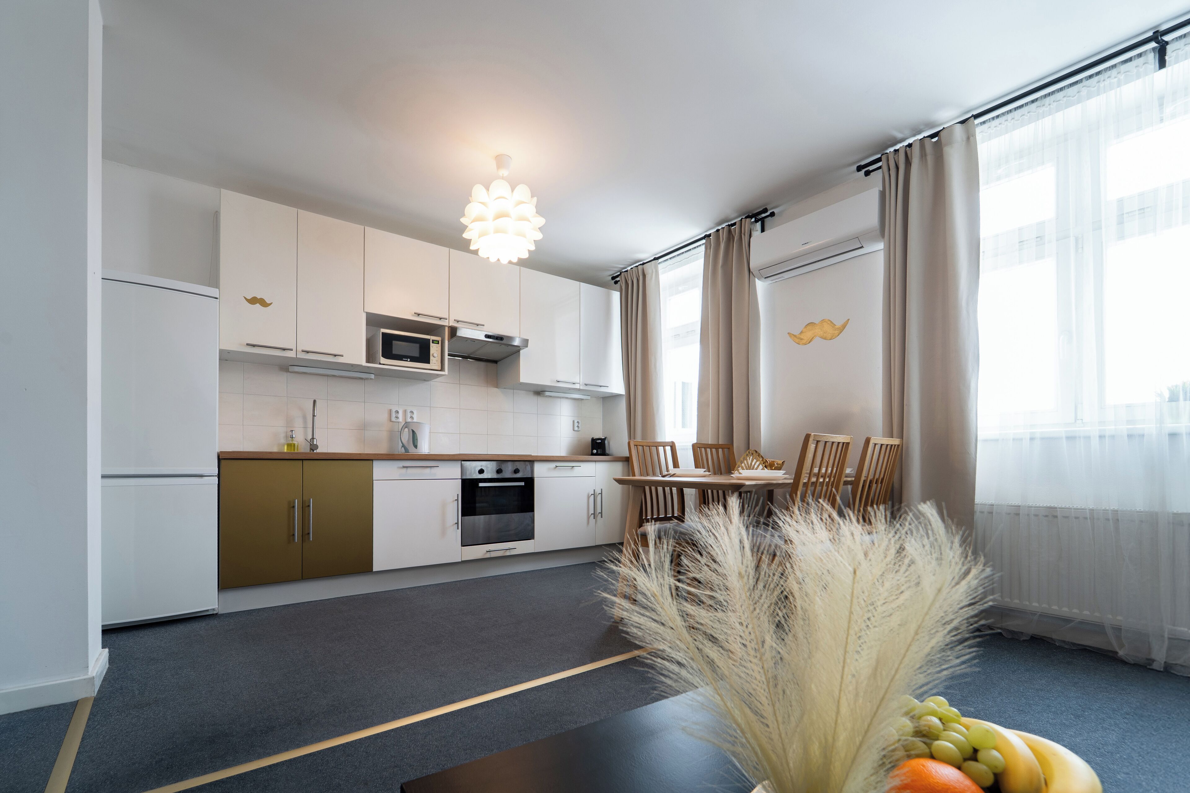 Deluxe-huoneisto, 1 makuuhuone, ilmastointi | Yksityinen keittiö | Jääkaappi, mikroaaltouuni, uuni, liesi