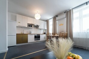 Apartamento luxo, 1 quarto, ar-condicionado | Cozinha privada | Geladeira, micro-ondas, fogão, cooktop