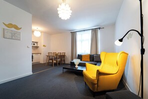 Apartamento luxo, 1 quarto, ar-condicionado | Área de estar | TV de tela plana 32 polegadas com canais via satélite