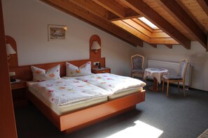 Double Room | Down duvets, individually furnished, free WiFi, bed sheets - Landgasthof Hotel Sauer (Willingen)