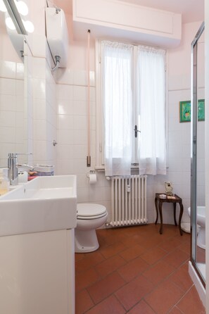 Apartment, 2 Bedrooms | Bathroom | Shower, rainfall showerhead, hair dryer, bidet - Flospirit - Capponi (Florence)