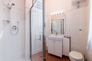 Apartment, 2 Bedrooms | Bathroom | Shower, rainfall showerhead, hair dryer, bidet - Flospirit - Capponi (Florence)