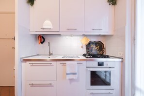 Appartement, 2 chambres | Cuisine privée | Réfrigérateur grande capacité avec congélateur, four à micro-ondes