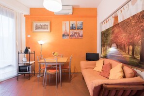 Appartement, 2 chambres | Aire de séjour | Téléviseur à écran plat