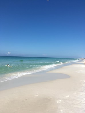 Beach nearby, sun-loungers, beach towels - Park your car and walk everywhere! Including the new beach access! (Santa Rosa)