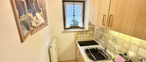 Een koelkast, een microgolfoven, een kookplaat